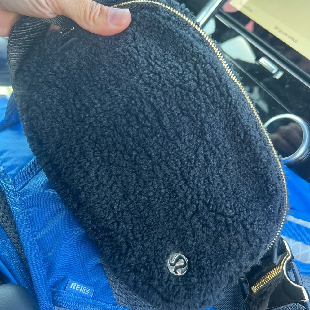 lululemon athletica Black Sherpa Belt Bag
